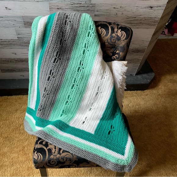 Dragon Fly Green & Grey Handmade Crochet Throw Blanket - Picture 4 of 5